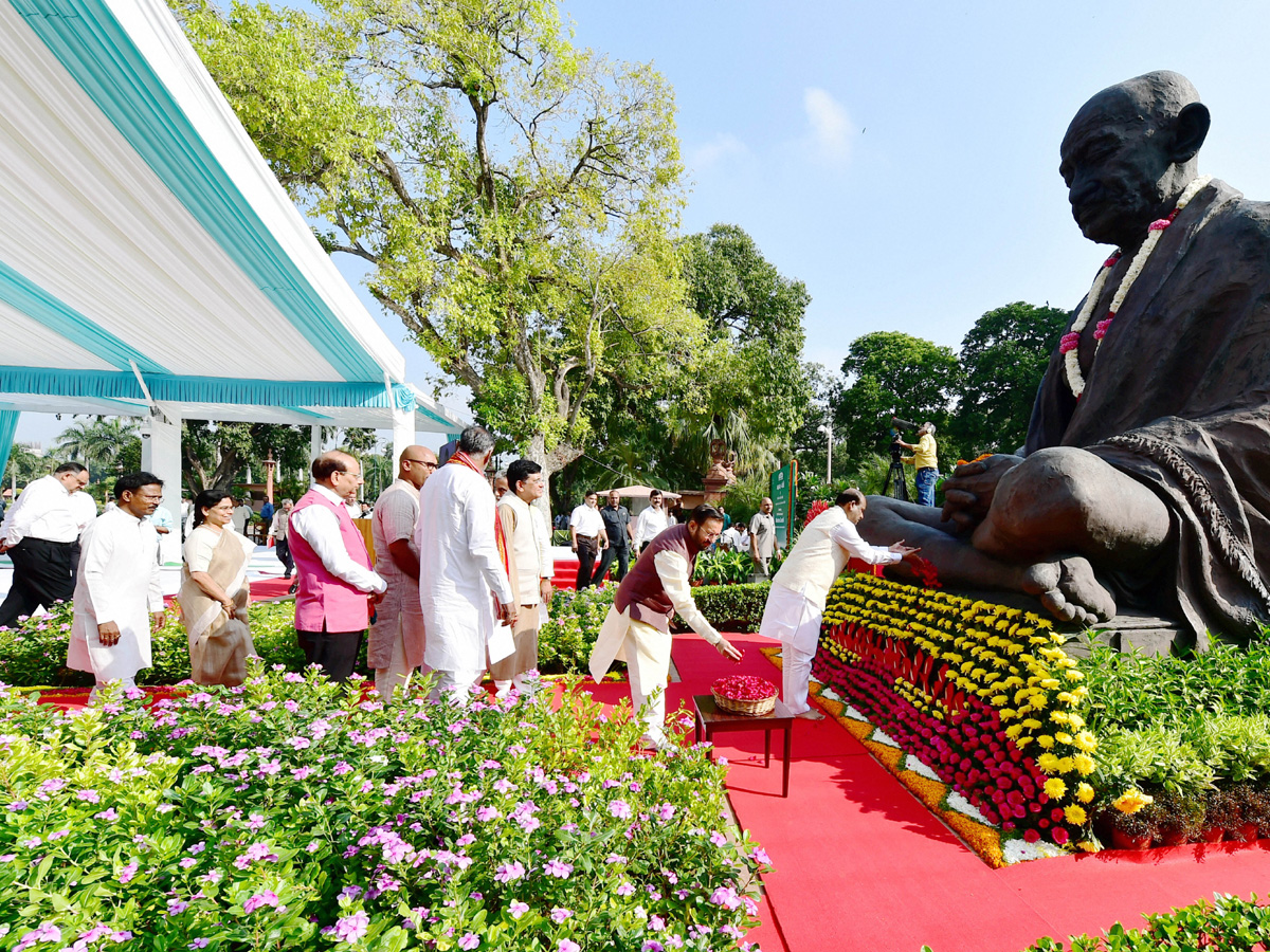 Leaders pays tribute mahatma gandhi Photo Gallery - Sakshi7