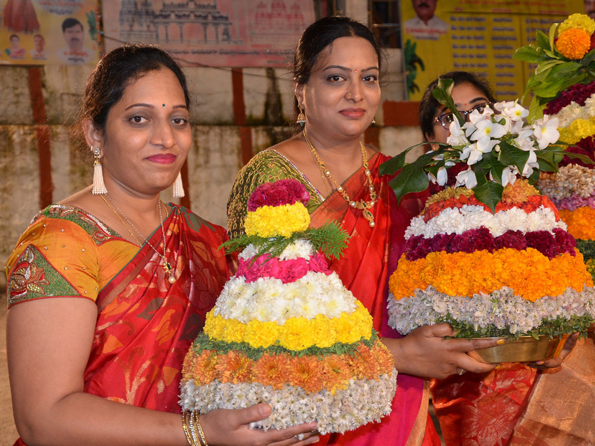 bathukamma celebrations in hyderabad Photo Gallery - Sakshi4