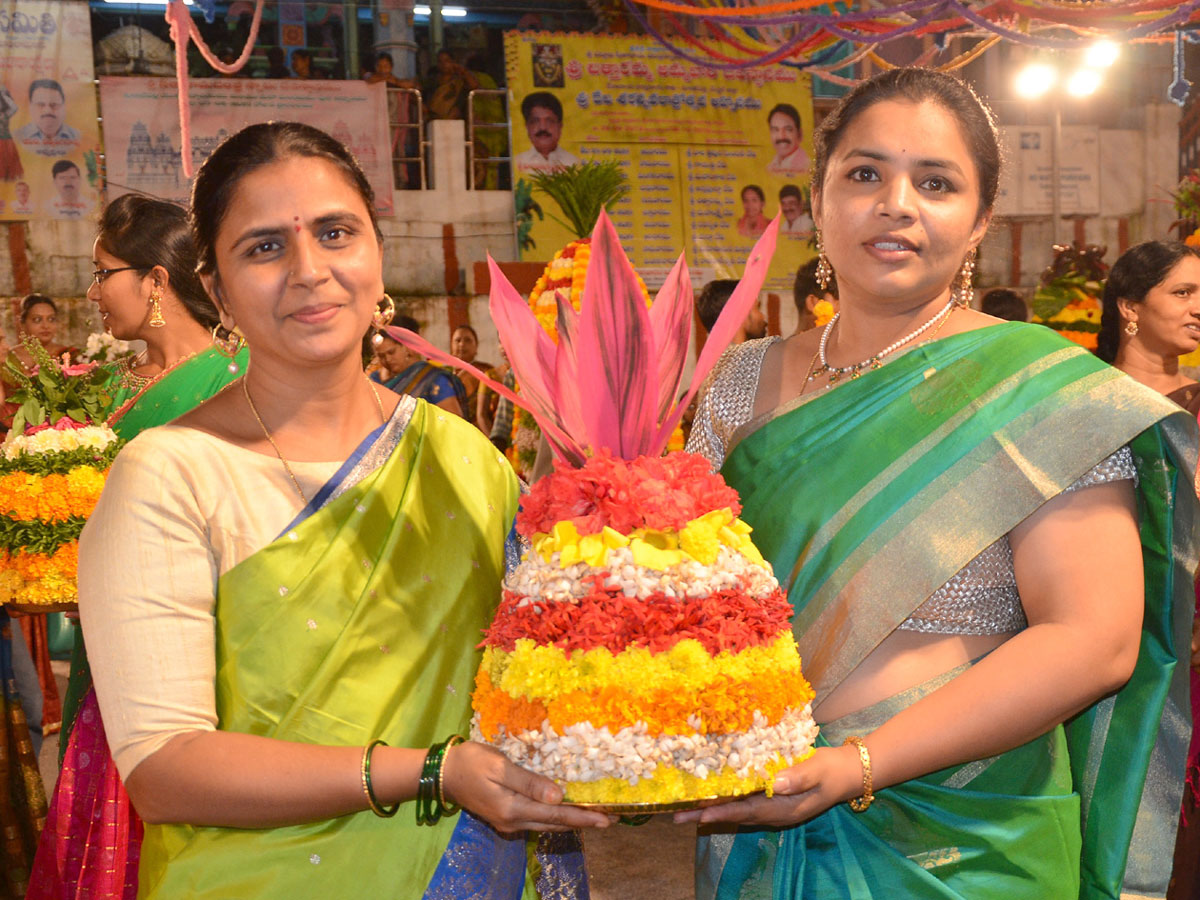 bathukamma celebrations in hyderabad Photo Gallery - Sakshi1