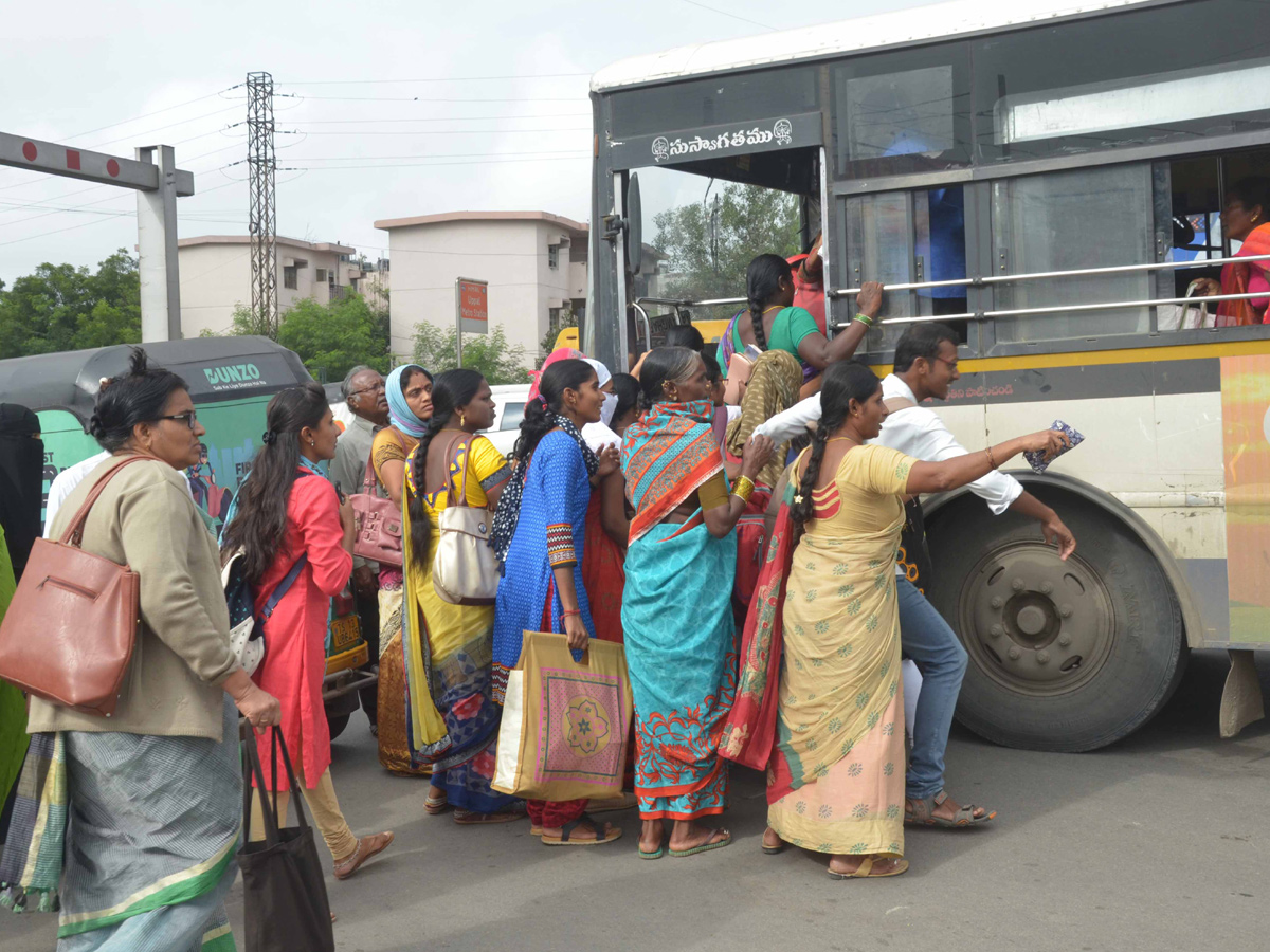 Students Facing Problems With TSRTC Strike - Sakshi3