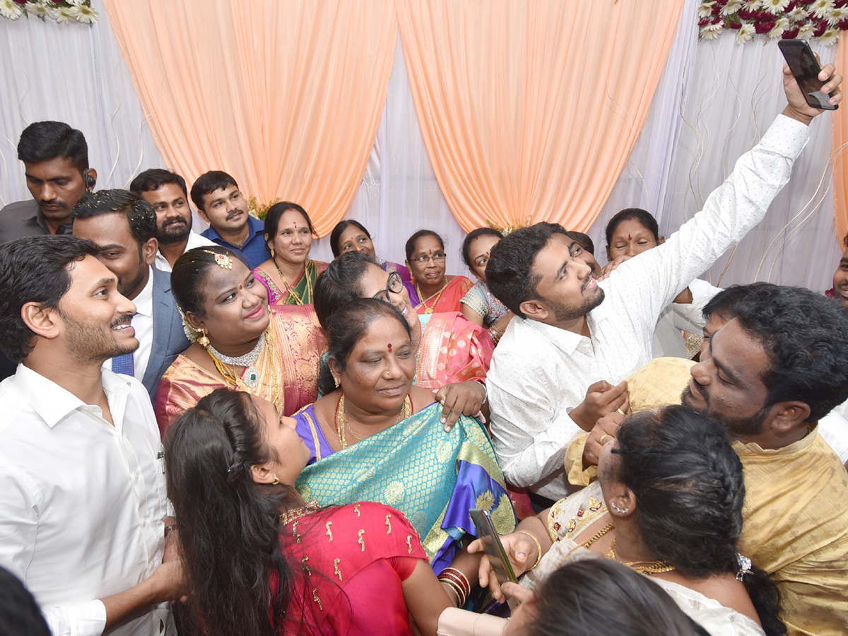 CM Jagan Attends Araku MP Goddeti Madhavi Marriage Reception In Vizag Photo Gallery - Sakshi3