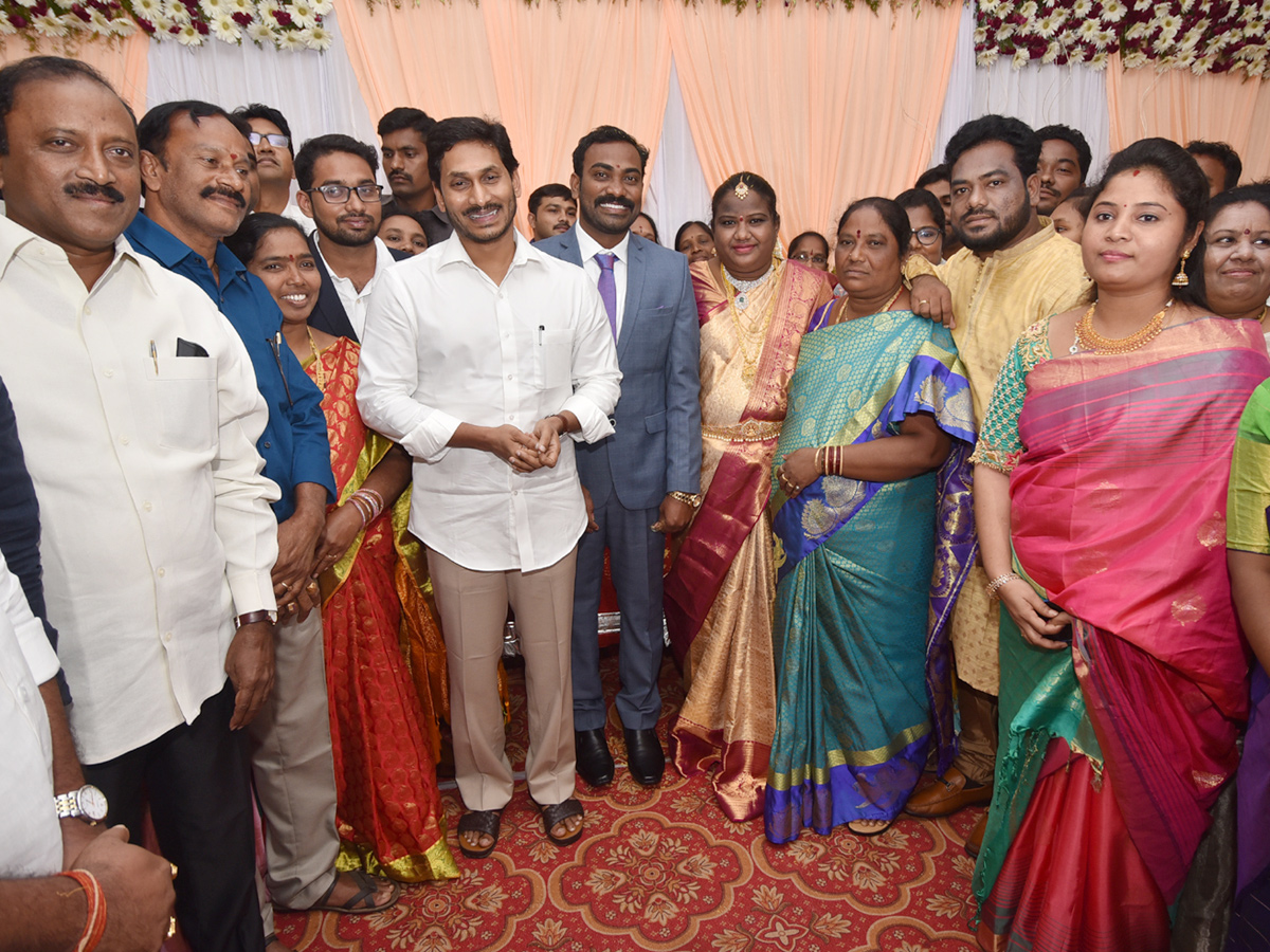 CM Jagan Attends Araku MP Goddeti Madhavi Marriage Reception In Vizag Photo Gallery - Sakshi5