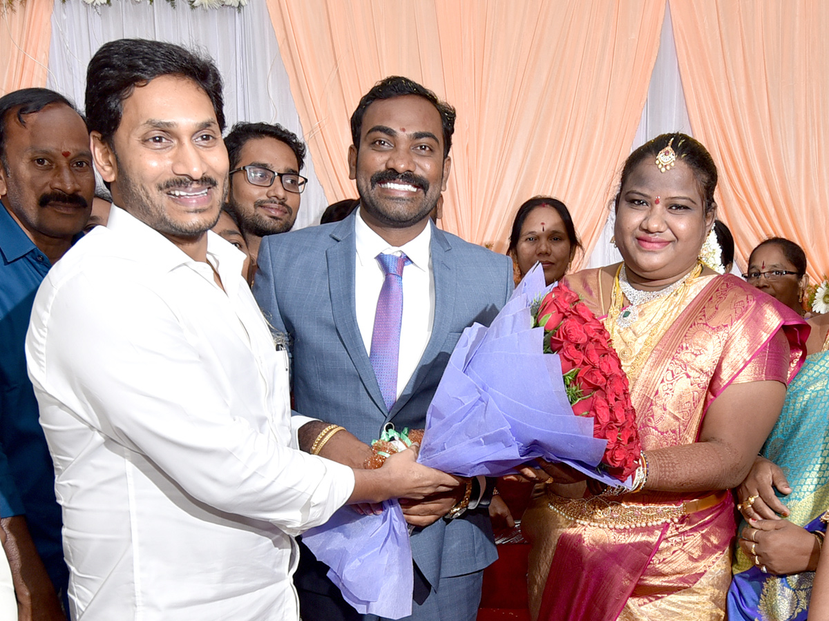 CM Jagan Attends Araku MP Goddeti Madhavi Marriage Reception In Vizag Photo Gallery - Sakshi7