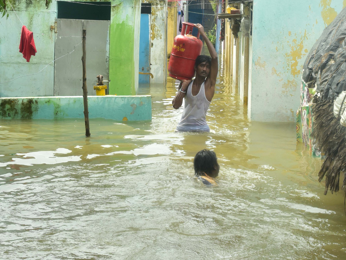 Heavy Flood Water Reaches Godavari and Krishna Rivers Photo Gallery - Sakshi1