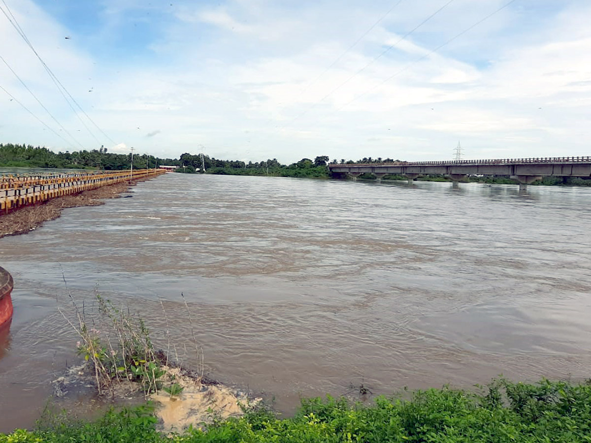 Heavy Flood Water Reaches Godavari and Krishna Rivers Photo Gallery - Sakshi10