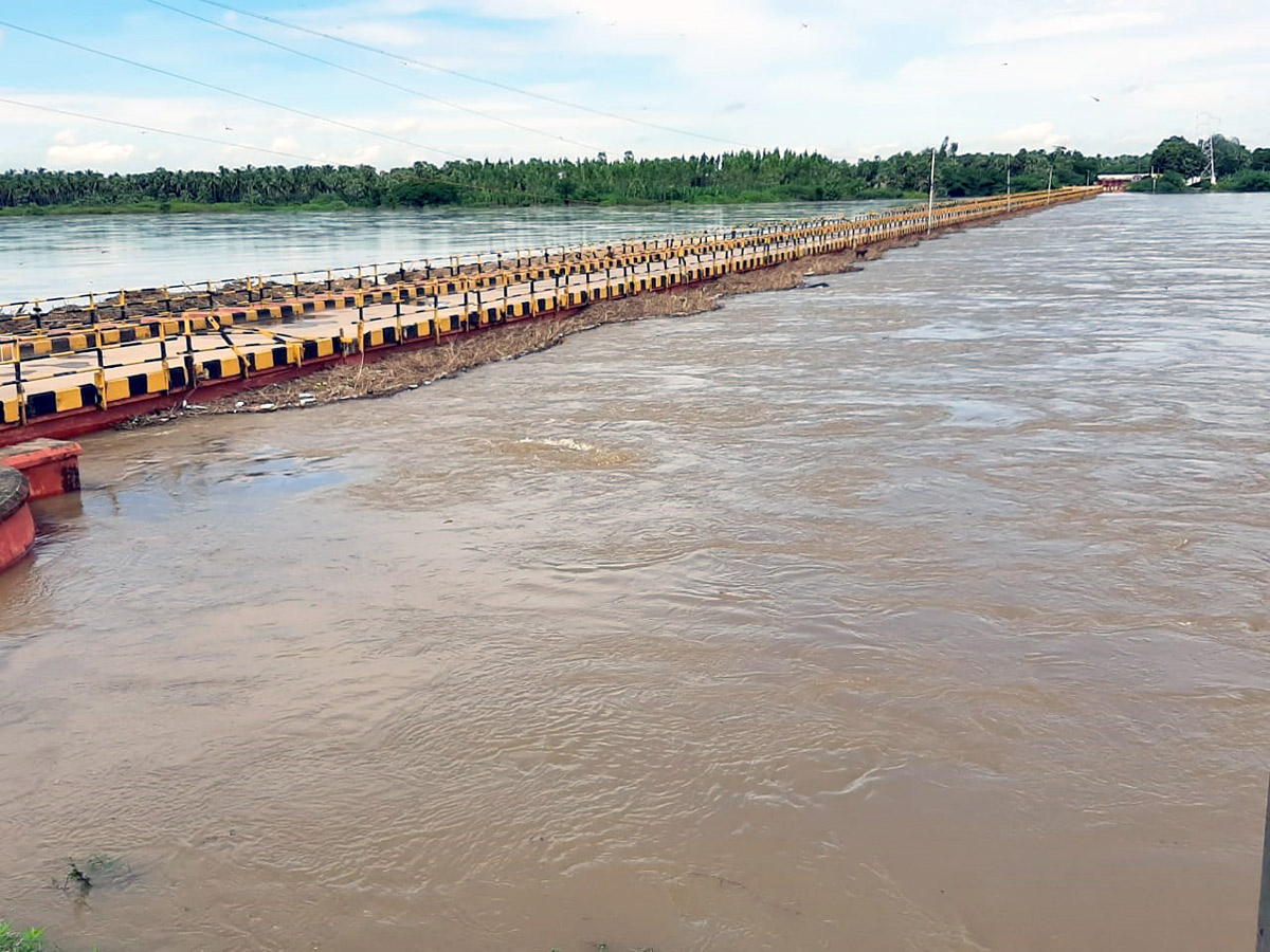 Heavy Flood Water Reaches Godavari and Krishna Rivers Photo Gallery - Sakshi14