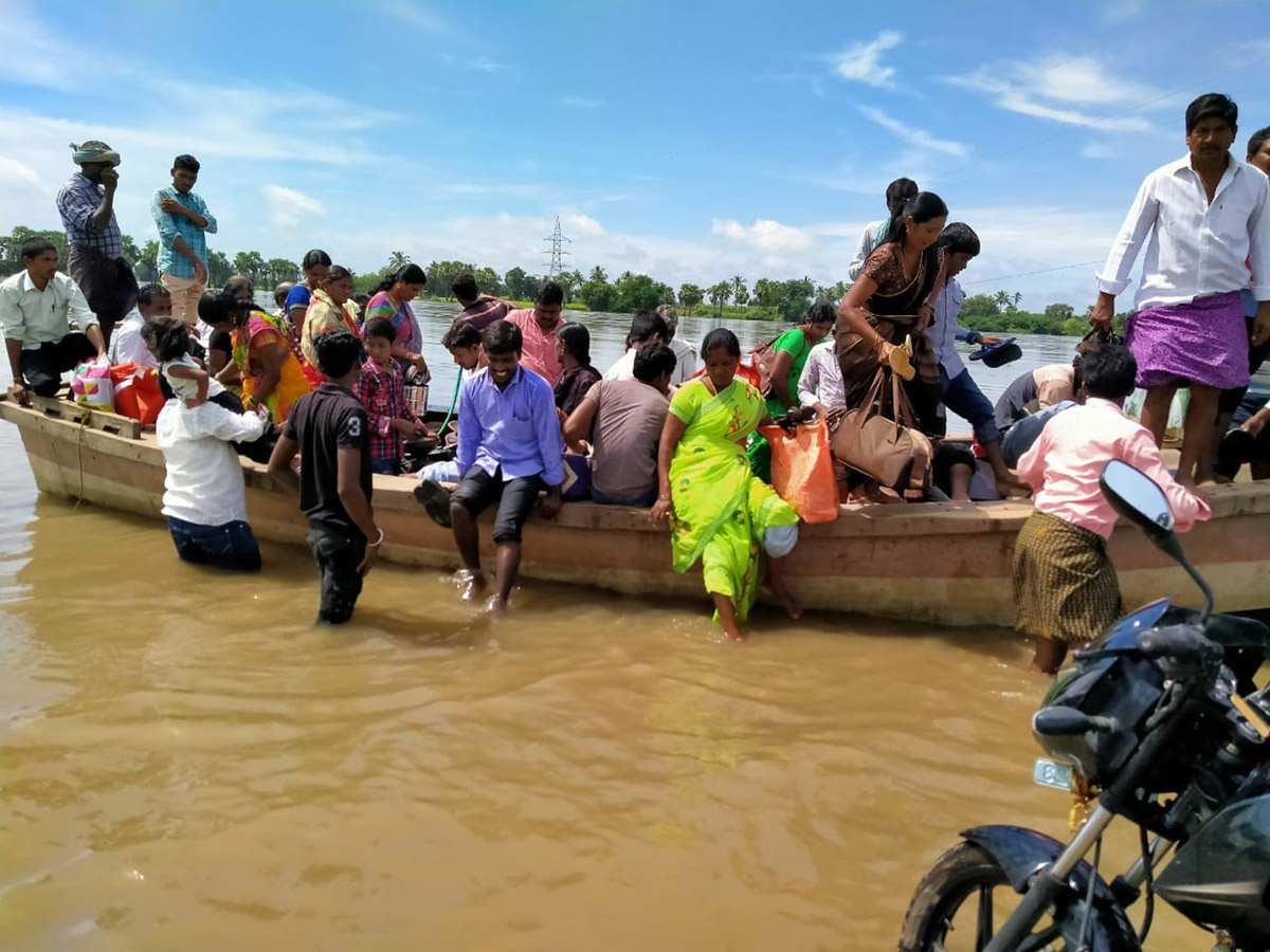 Heavy Flood Water Reaches Godavari and Krishna Rivers Photo Gallery - Sakshi16