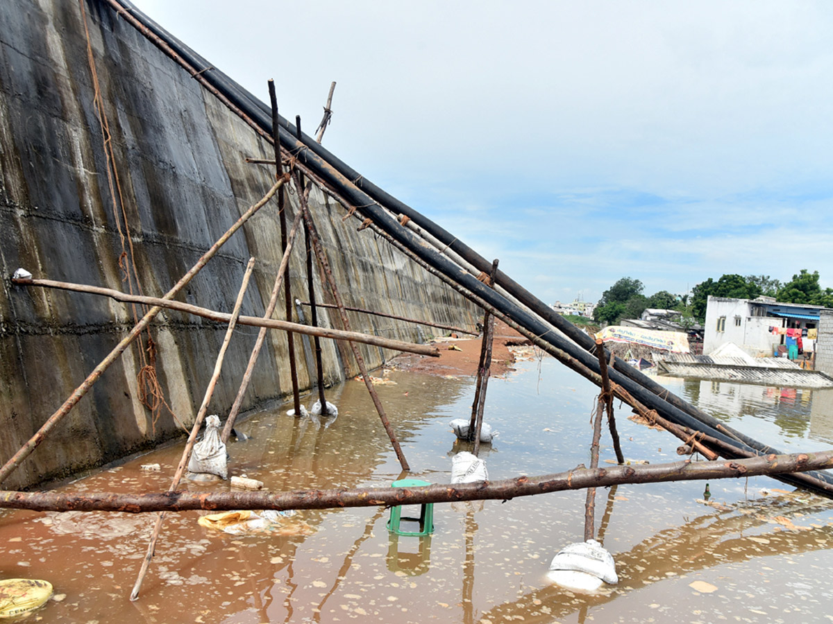 Heavy Flood Water Reaches Godavari and Krishna Rivers Photo Gallery - Sakshi23