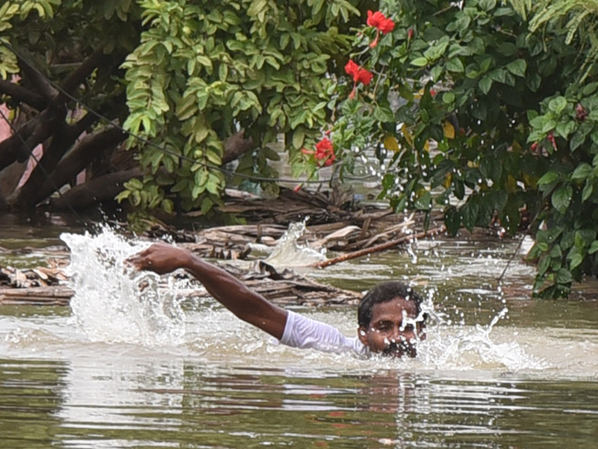 Heavy Flood Water Reaches Godavari and Krishna Rivers Photo Gallery - Sakshi25