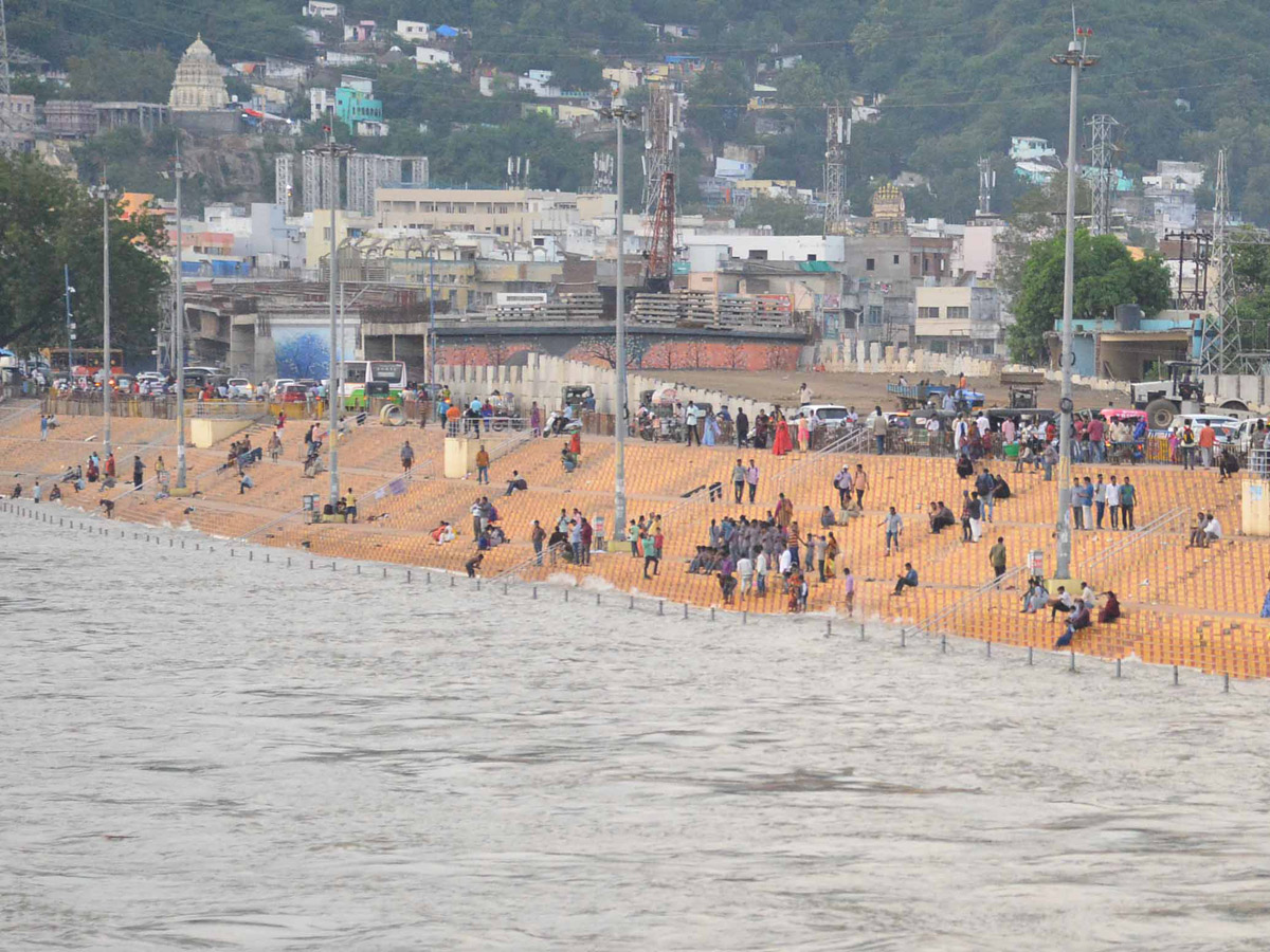 Heavy Flood Water Reaches Godavari and Krishna Rivers Photo Gallery - Sakshi27