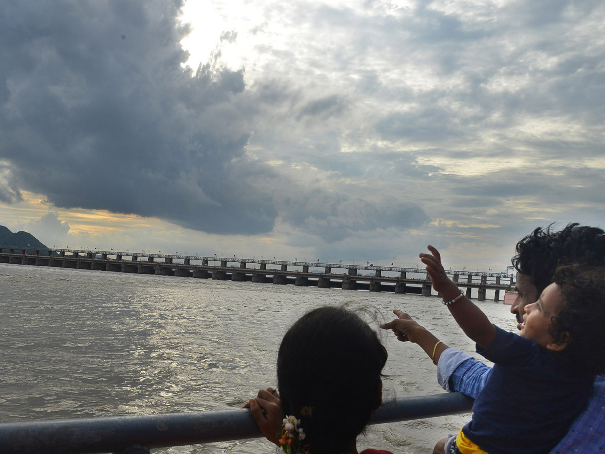 Heavy Flood Water Reaches Godavari and Krishna Rivers Photo Gallery - Sakshi28