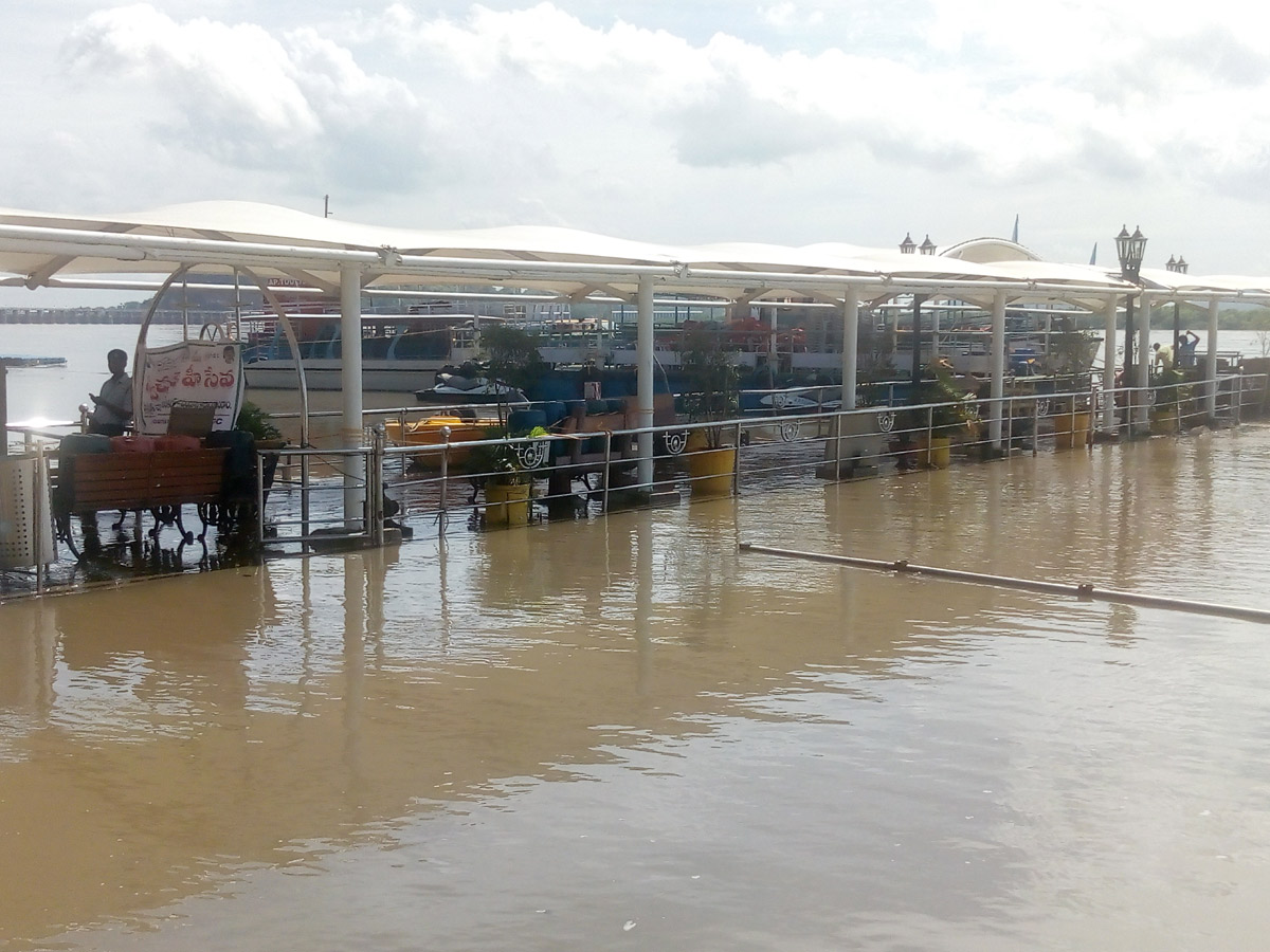 Heavy Flood Water Reaches Godavari and Krishna Rivers Photo Gallery - Sakshi31