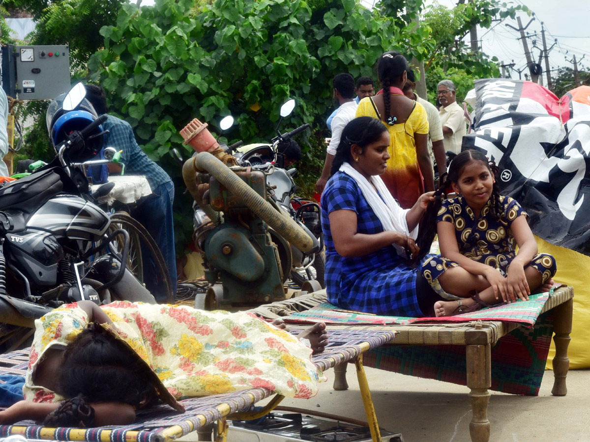 Heavy Flood Water Reaches Godavari and Krishna Rivers Photo Gallery - Sakshi33