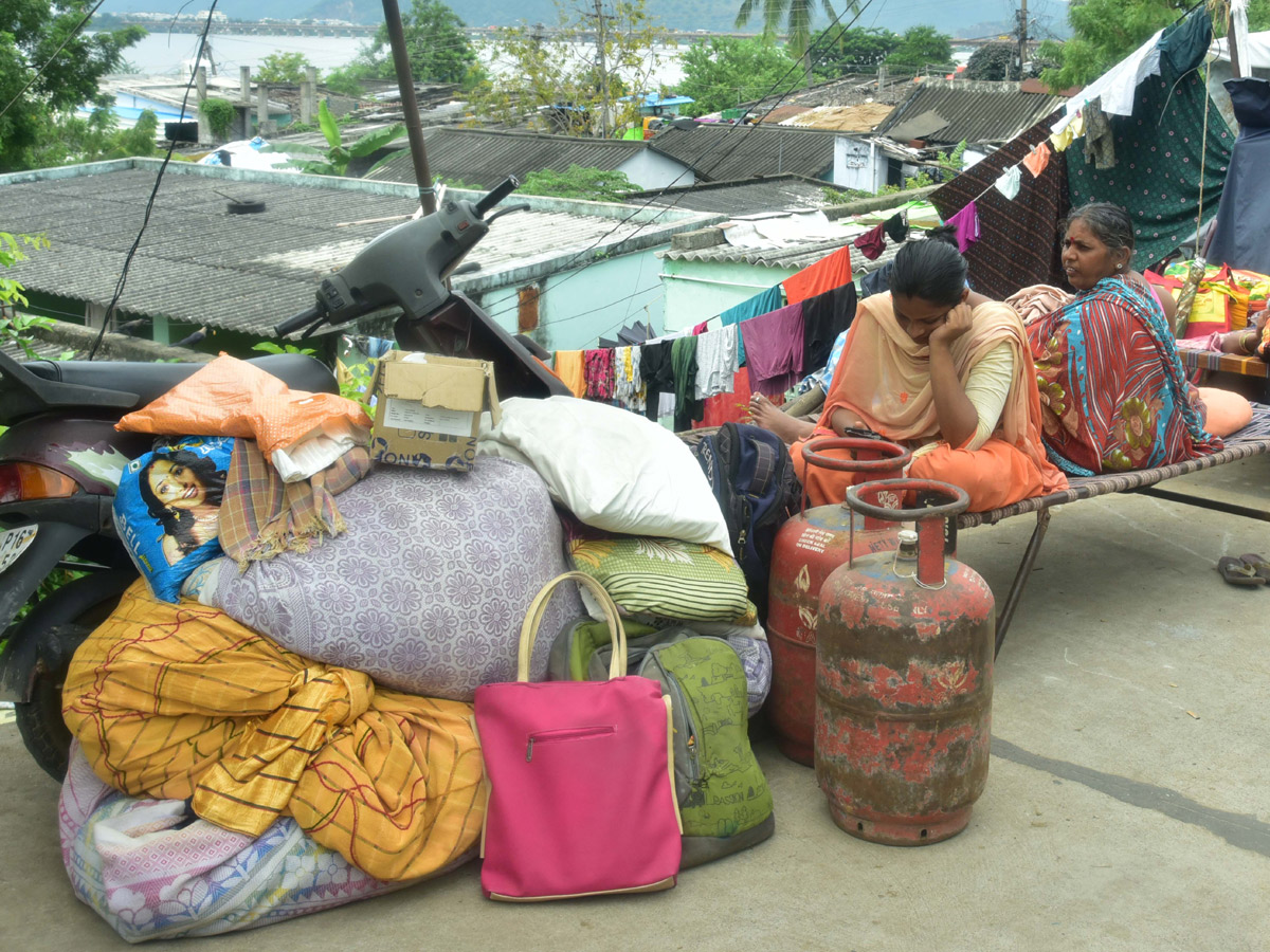 Heavy Flood Water Reaches Godavari and Krishna Rivers Photo Gallery - Sakshi34