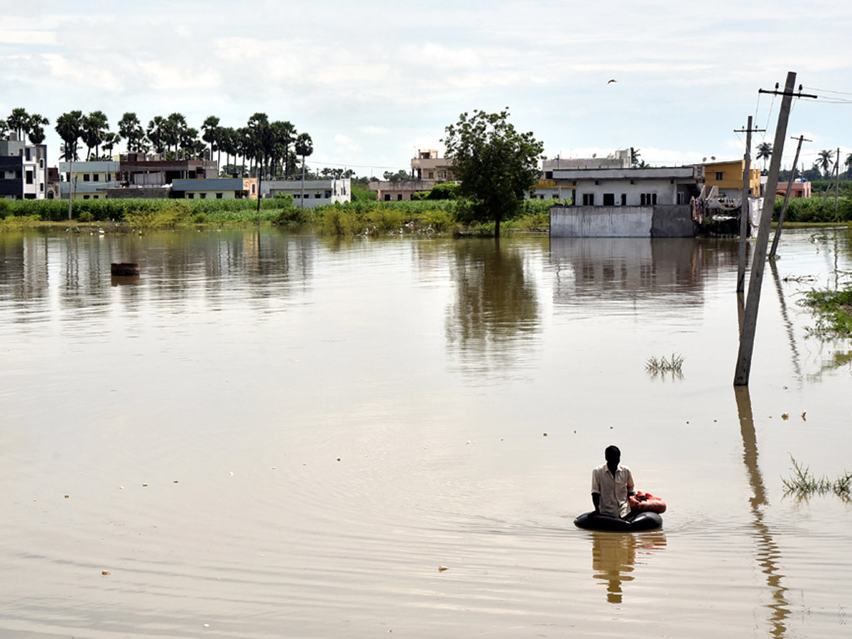 Heavy Flood Water Reaches Godavari and Krishna Rivers Photo Gallery - Sakshi35