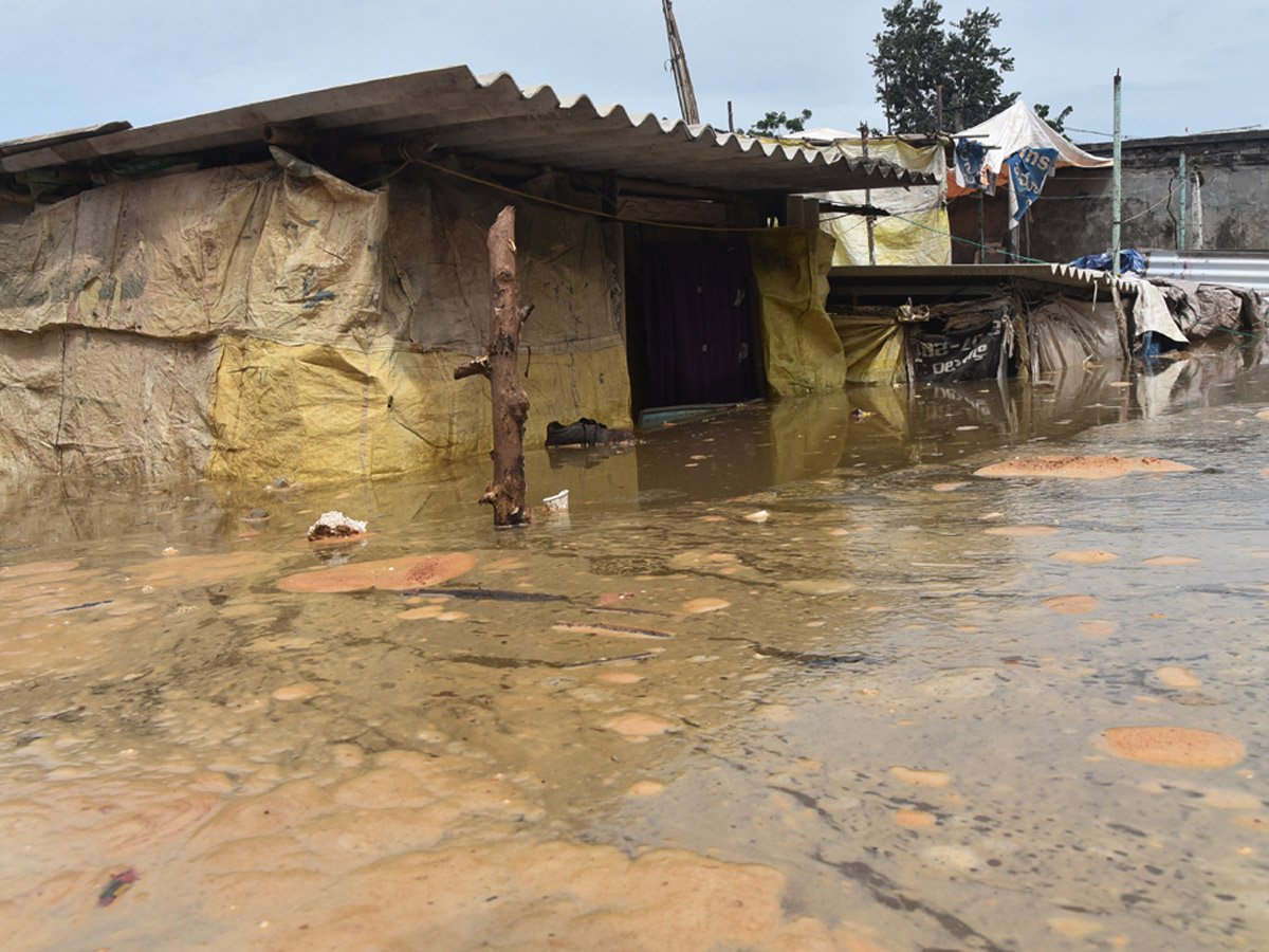 Heavy Flood Water Reaches Godavari and Krishna Rivers Photo Gallery - Sakshi36