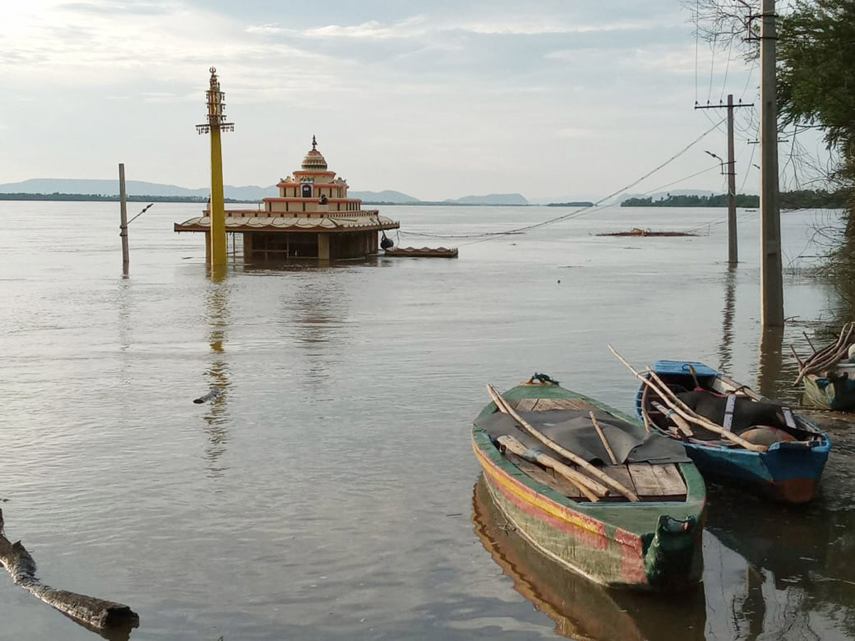 Heavy Flood Water Reaches Godavari and Krishna Rivers Photo Gallery - Sakshi37