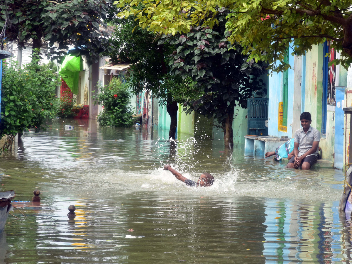 Heavy Flood Water Reaches Godavari and Krishna Rivers Photo Gallery - Sakshi5