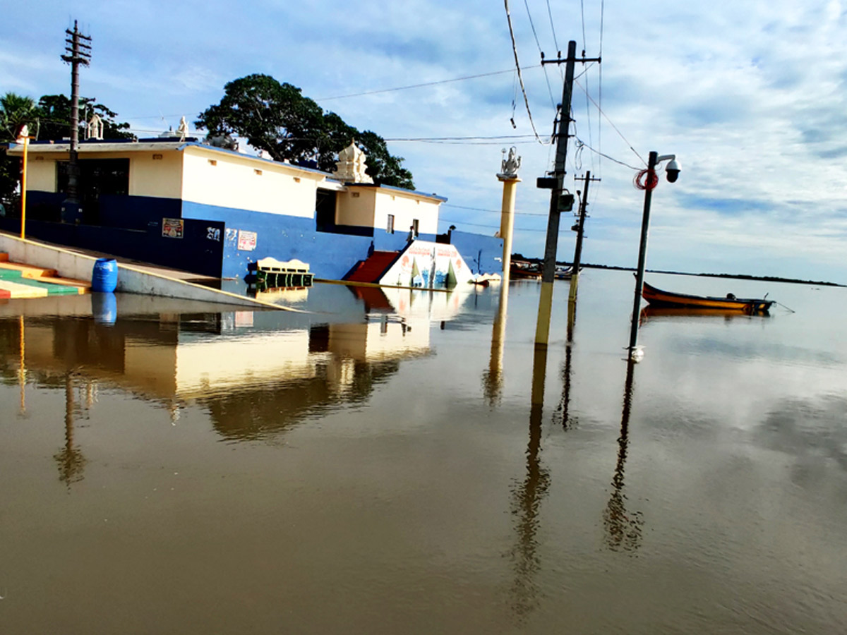 Heavy Flood Water Reaches Godavari and Krishna Rivers Photo Gallery - Sakshi6