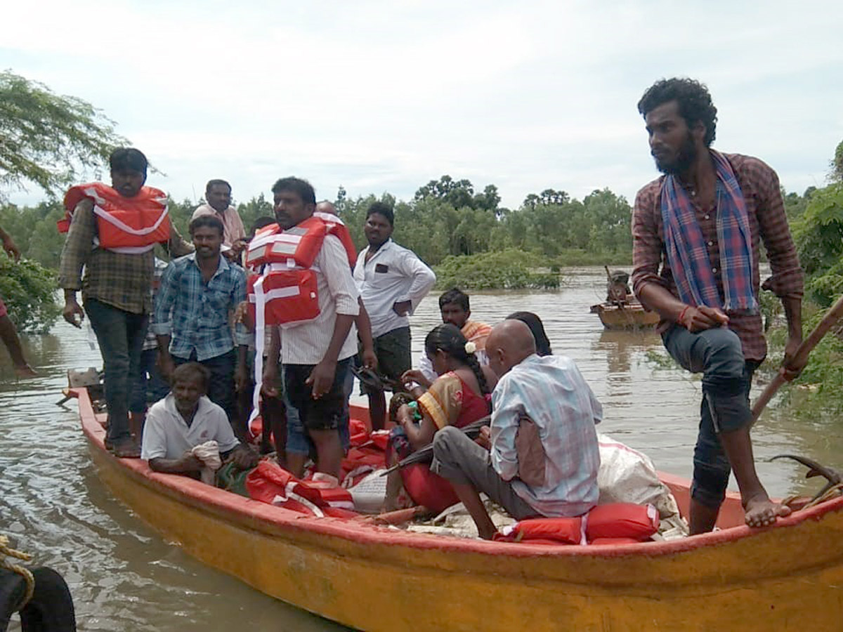 Heavy Flood Water Reaches Godavari and Krishna Rivers Photo Gallery - Sakshi9