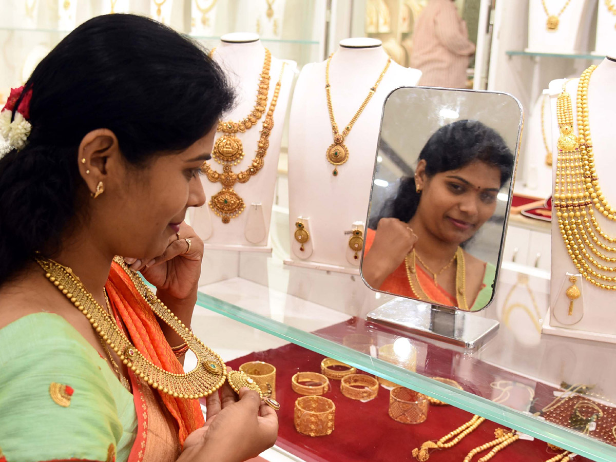 Huge Rush in Jewellery Shops for Dhanteras Photo Gallery - Sakshi1