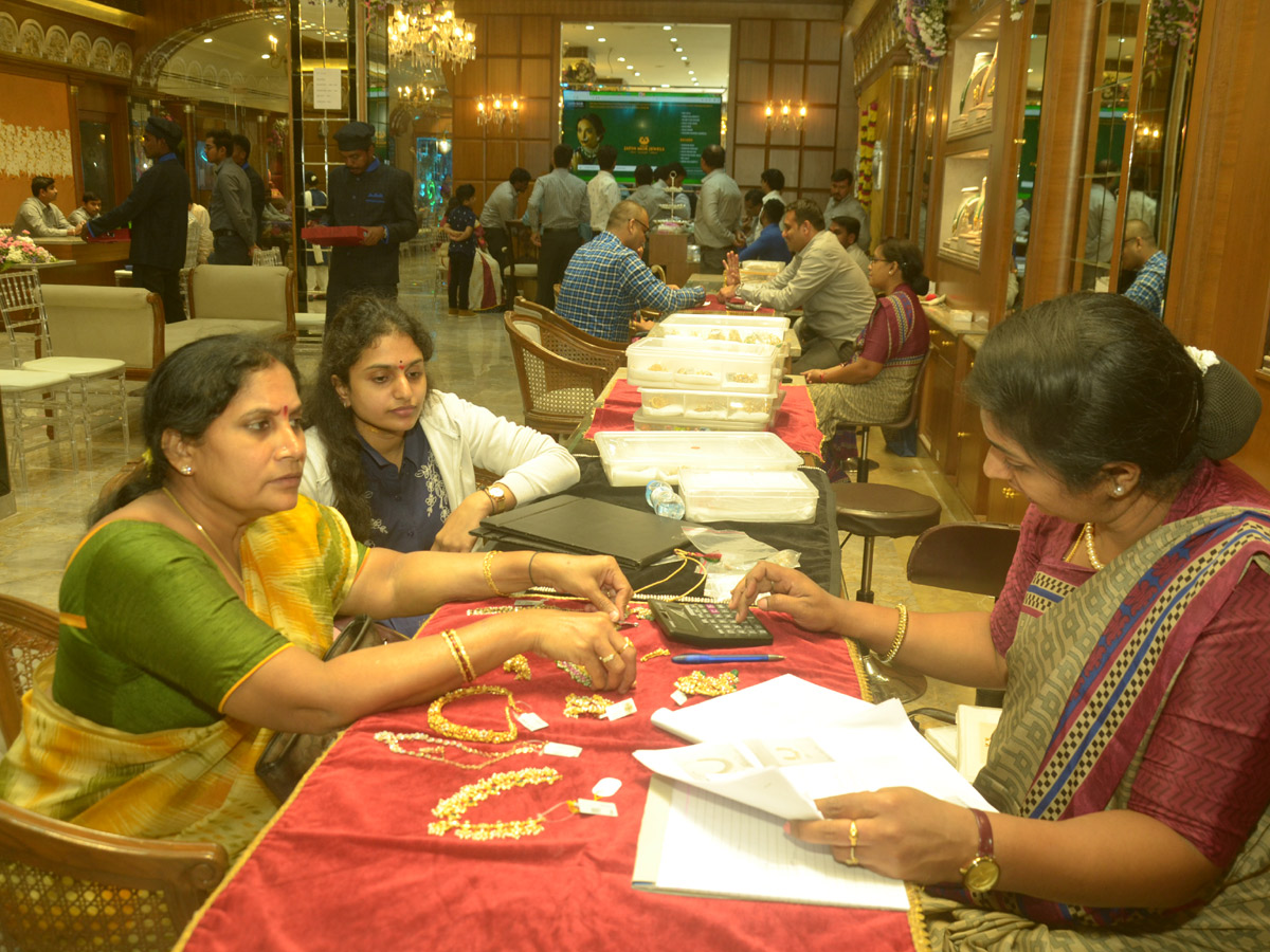 Huge Rush in Jewellery Shops for Dhanteras Photo Gallery - Sakshi11