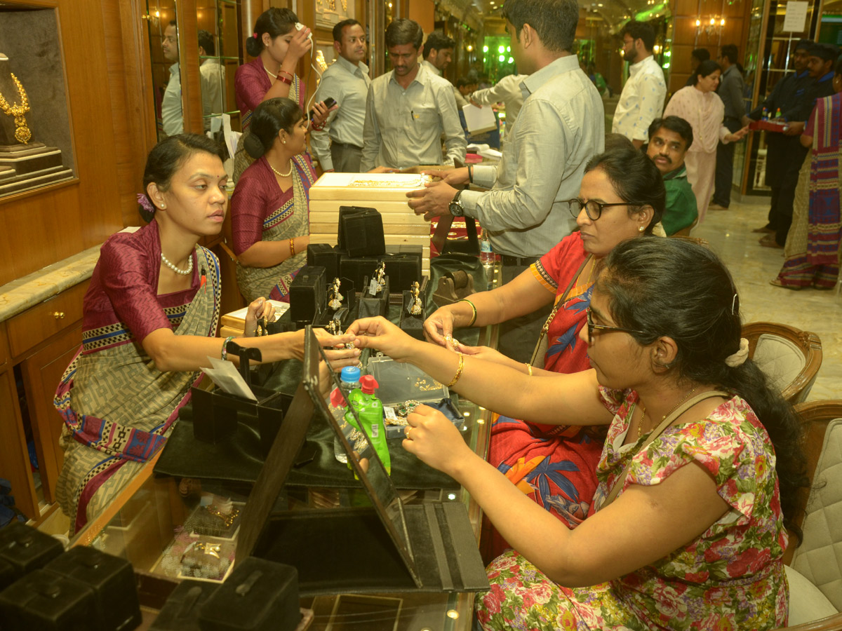 Huge Rush in Jewellery Shops for Dhanteras Photo Gallery - Sakshi14