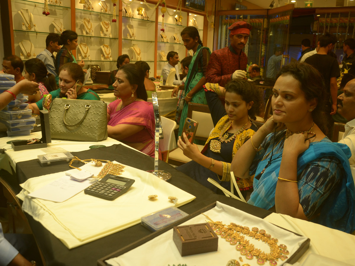 Huge Rush in Jewellery Shops for Dhanteras Photo Gallery - Sakshi15