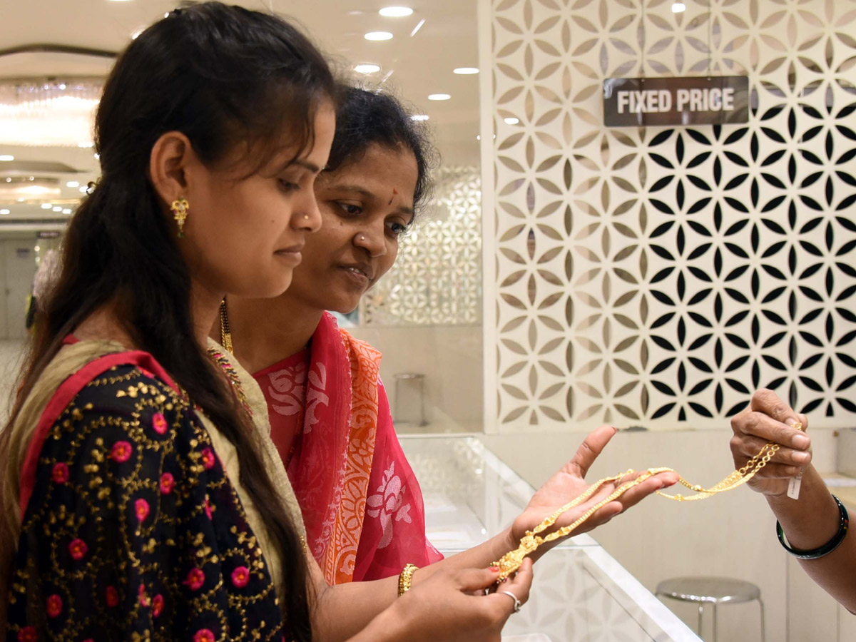 Huge Rush in Jewellery Shops for Dhanteras Photo Gallery - Sakshi16