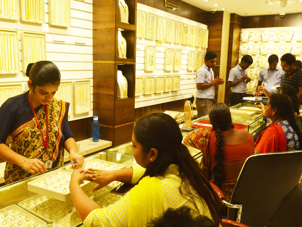 Huge Rush in Jewellery Shops for Dhanteras Photo Gallery - Sakshi18