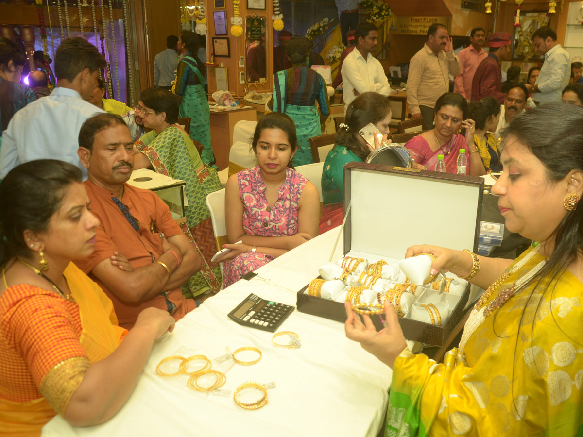 Huge Rush in Jewellery Shops for Dhanteras Photo Gallery - Sakshi2