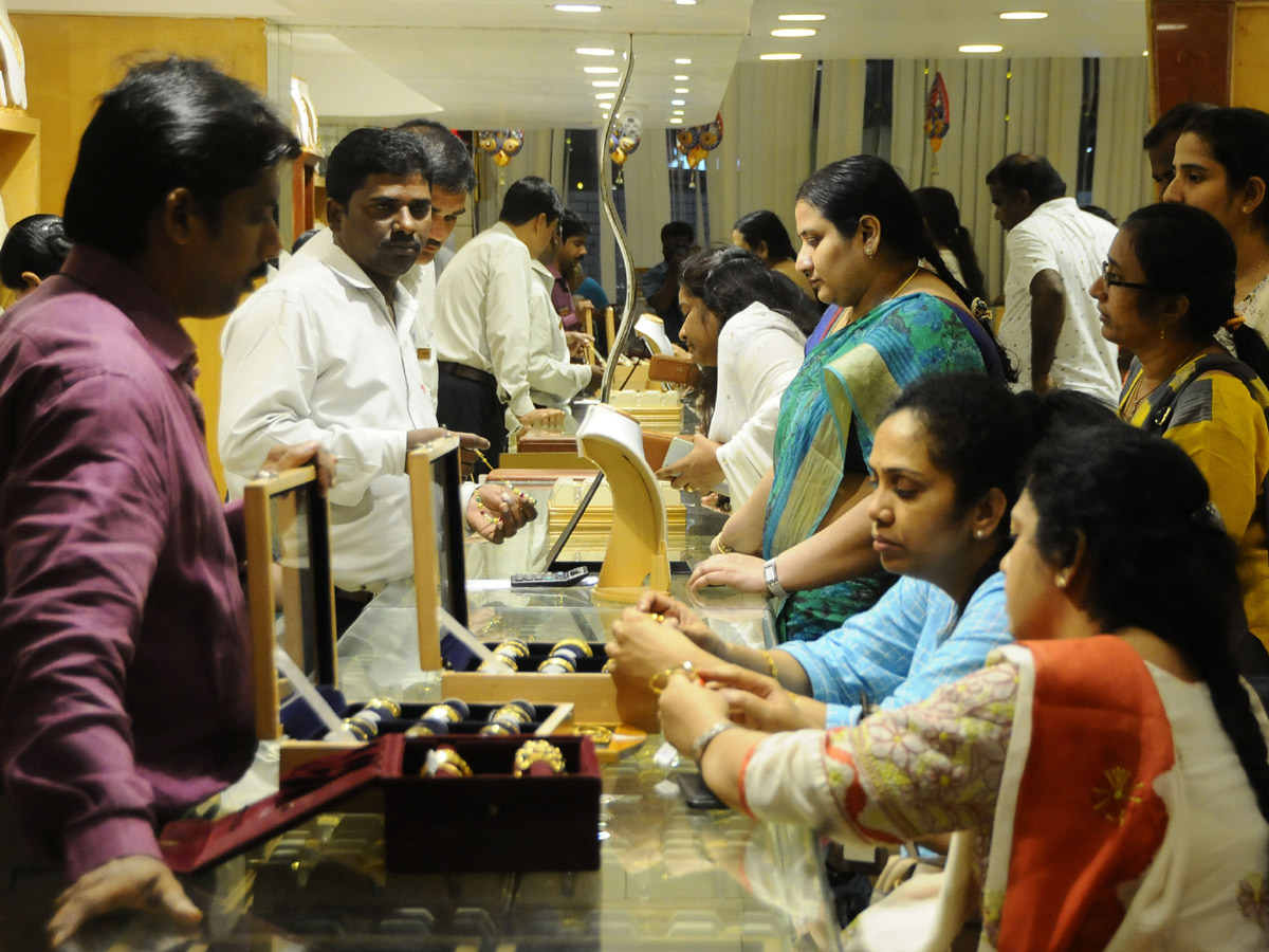 Huge Rush in Jewellery Shops for Dhanteras Photo Gallery - Sakshi20