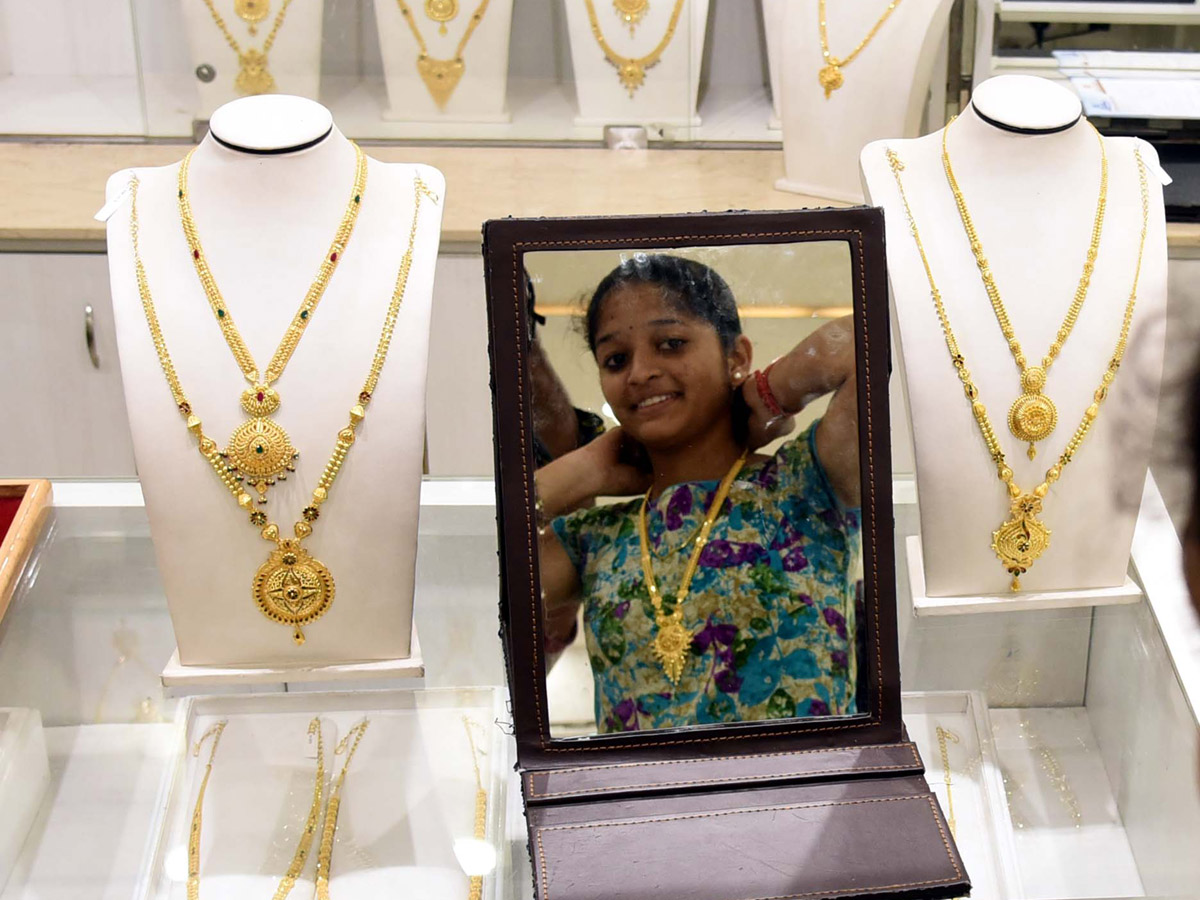 Huge Rush in Jewellery Shops for Dhanteras Photo Gallery - Sakshi21