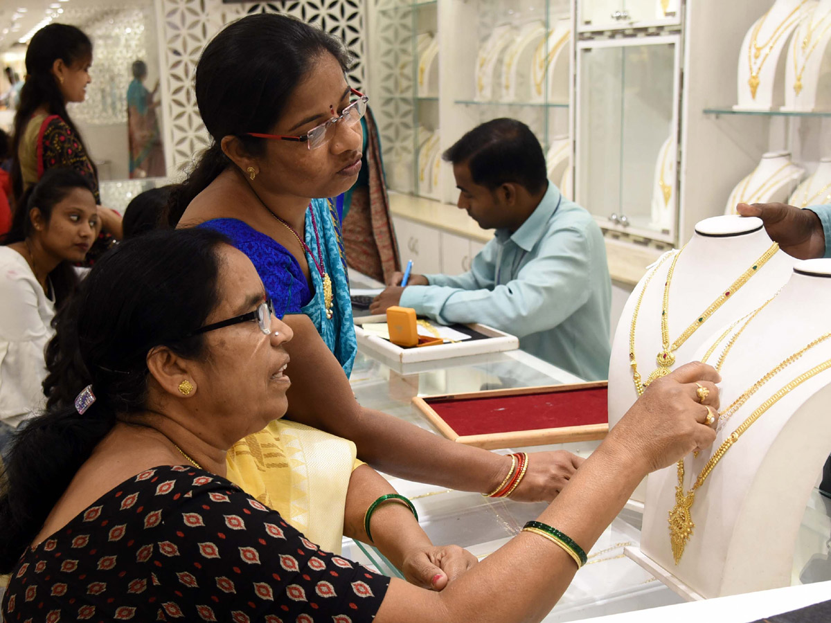 Huge Rush in Jewellery Shops for Dhanteras Photo Gallery - Sakshi23