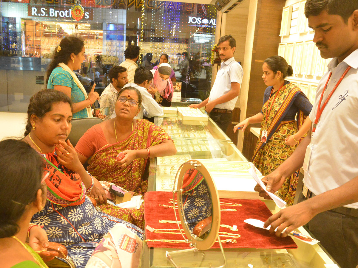 Huge Rush in Jewellery Shops for Dhanteras Photo Gallery - Sakshi25