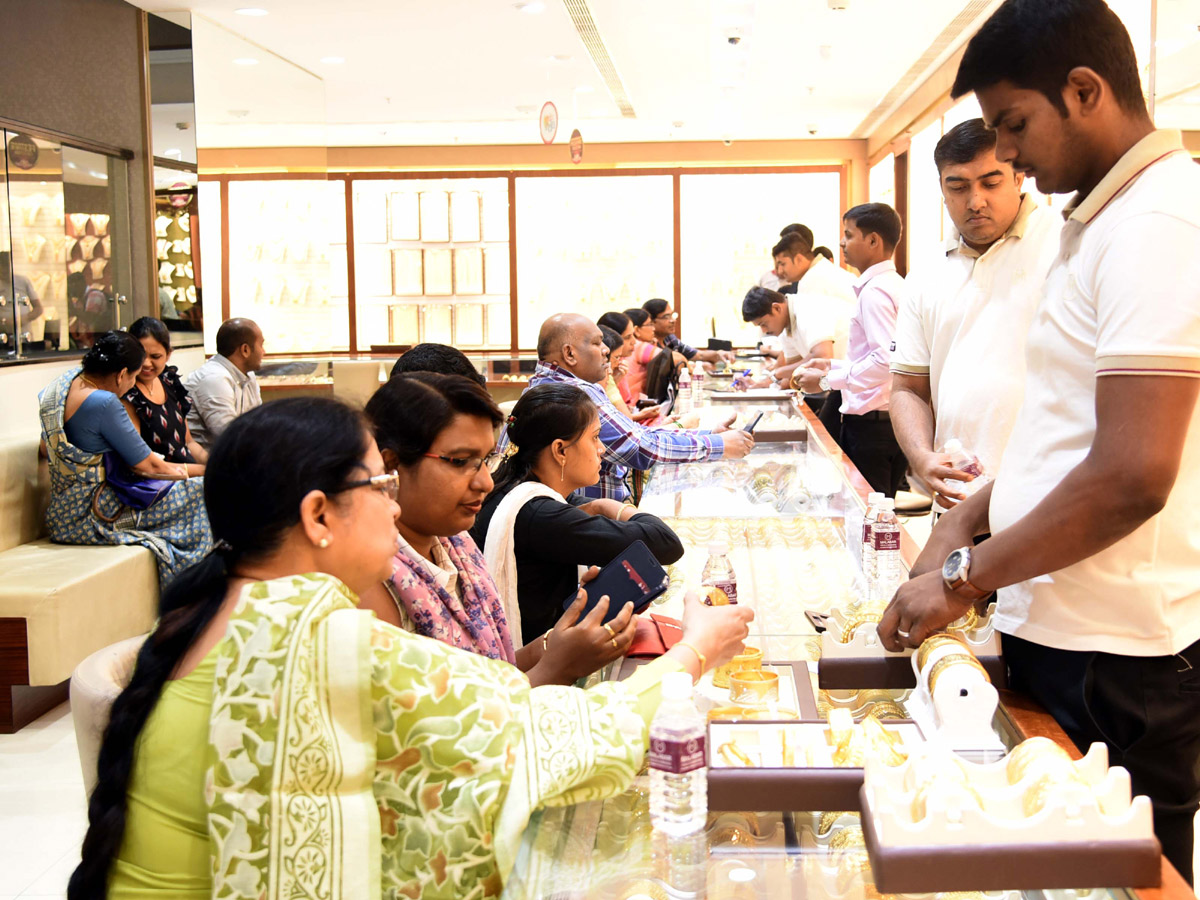 Huge Rush in Jewellery Shops for Dhanteras Photo Gallery - Sakshi26