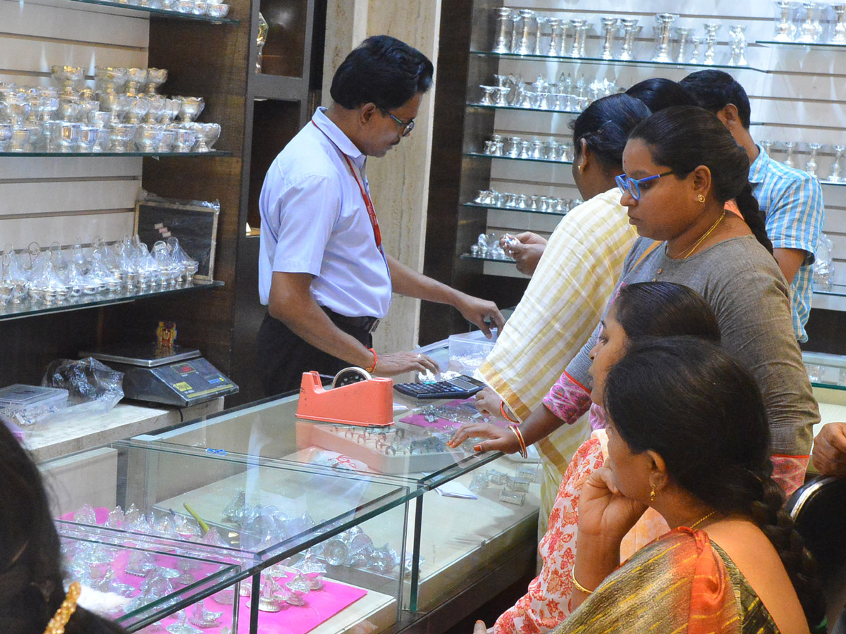 Huge Rush in Jewellery Shops for Dhanteras Photo Gallery - Sakshi28