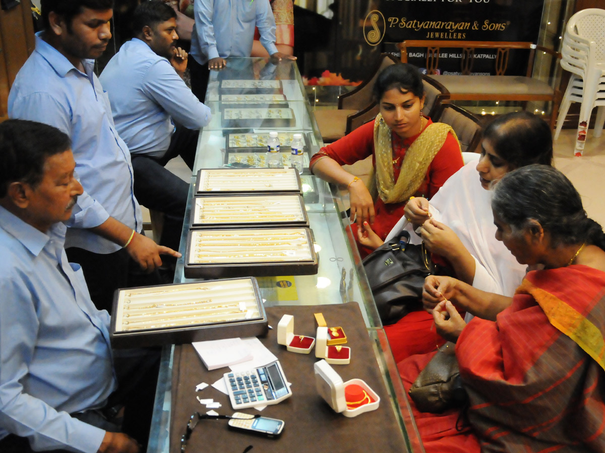 Huge Rush in Jewellery Shops for Dhanteras Photo Gallery - Sakshi3