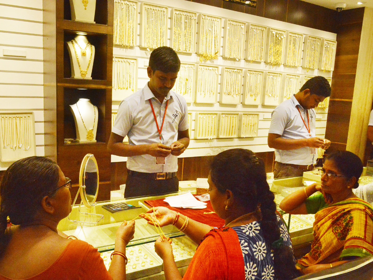 Huge Rush in Jewellery Shops for Dhanteras Photo Gallery - Sakshi31