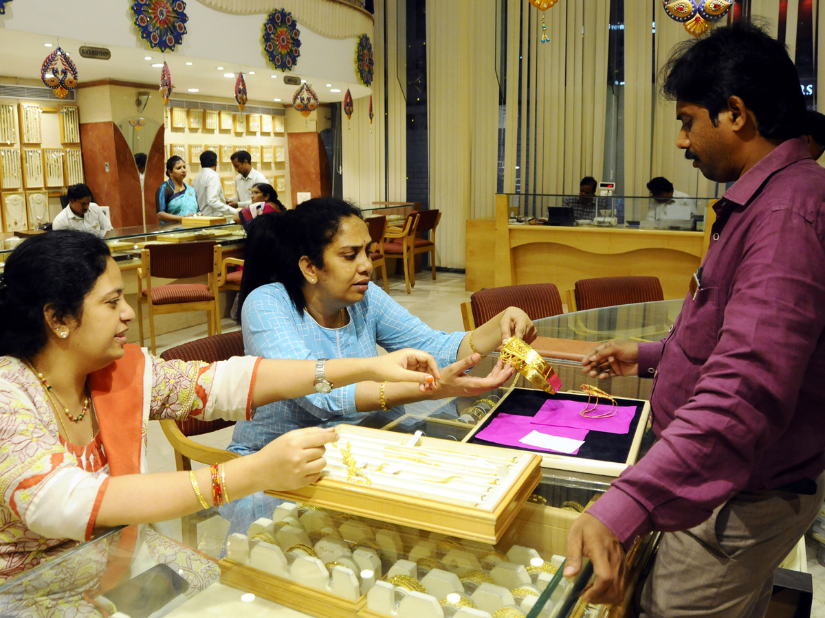 Huge Rush in Jewellery Shops for Dhanteras Photo Gallery - Sakshi32