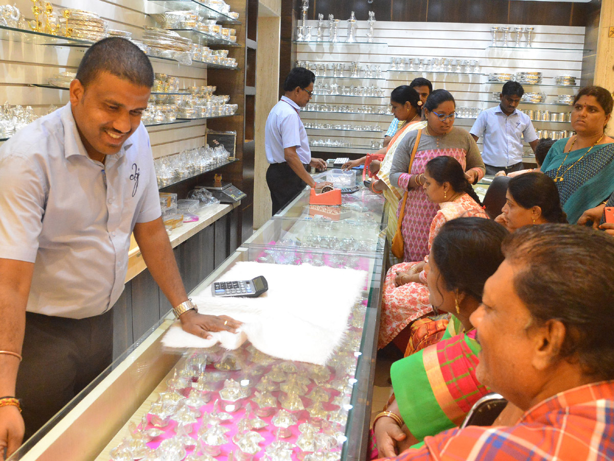 Huge Rush in Jewellery Shops for Dhanteras Photo Gallery - Sakshi33