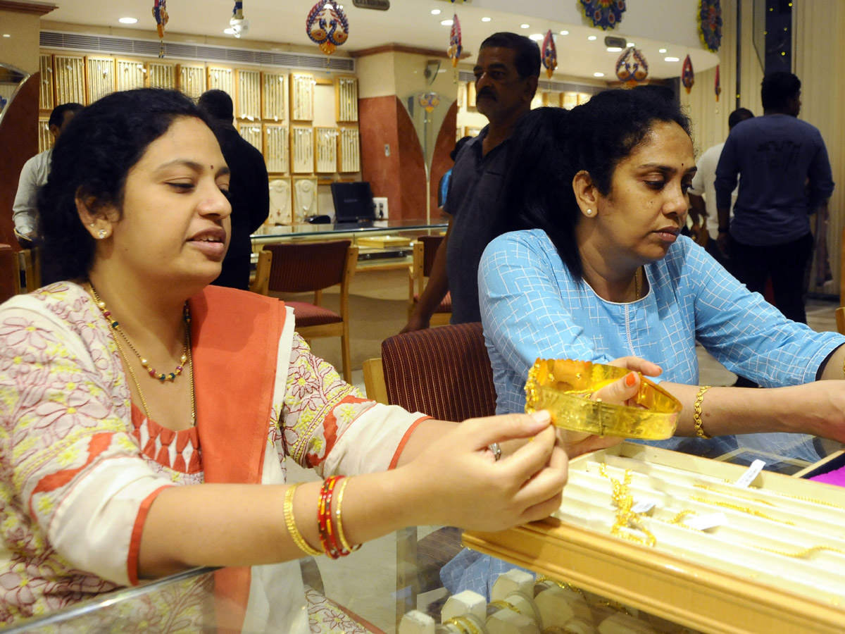 Huge Rush in Jewellery Shops for Dhanteras Photo Gallery - Sakshi34