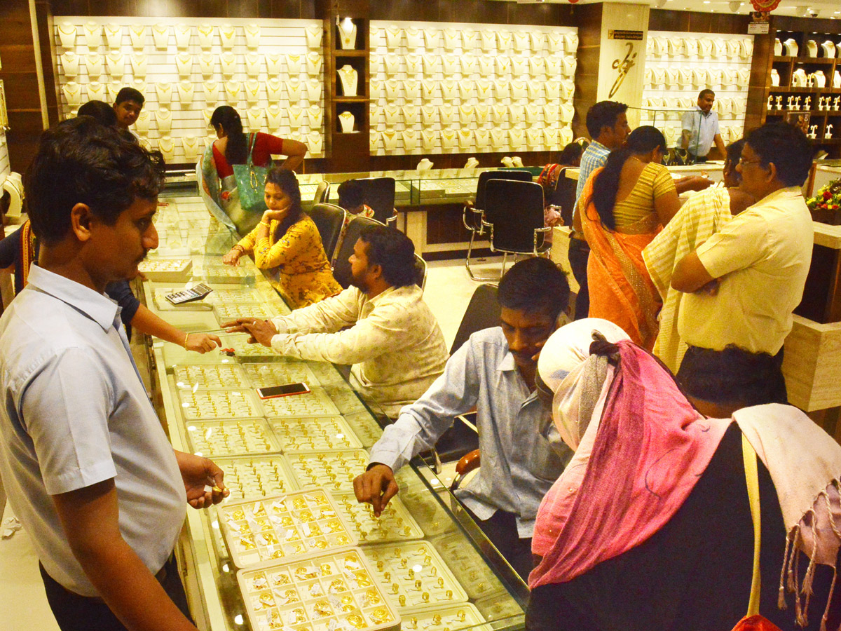 Huge Rush in Jewellery Shops for Dhanteras Photo Gallery - Sakshi36