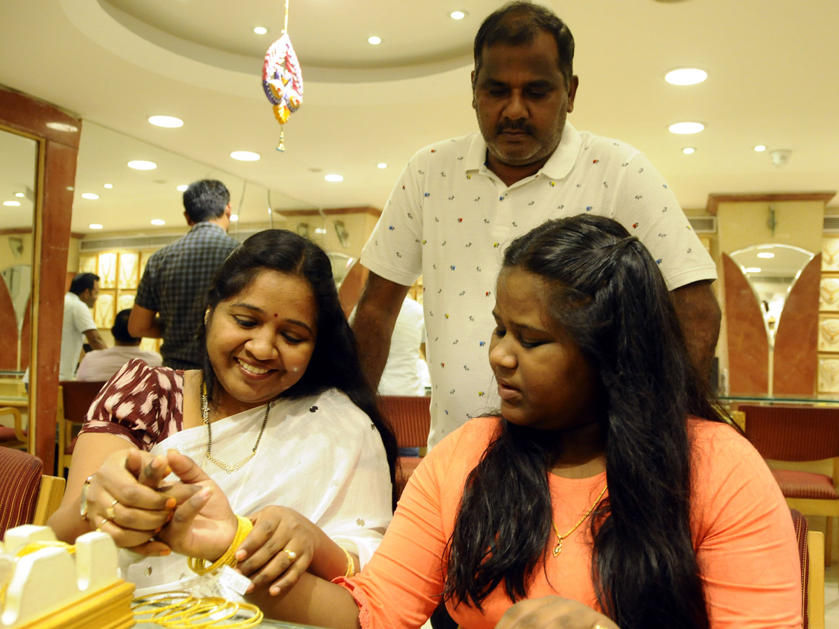 Huge Rush in Jewellery Shops for Dhanteras Photo Gallery - Sakshi37