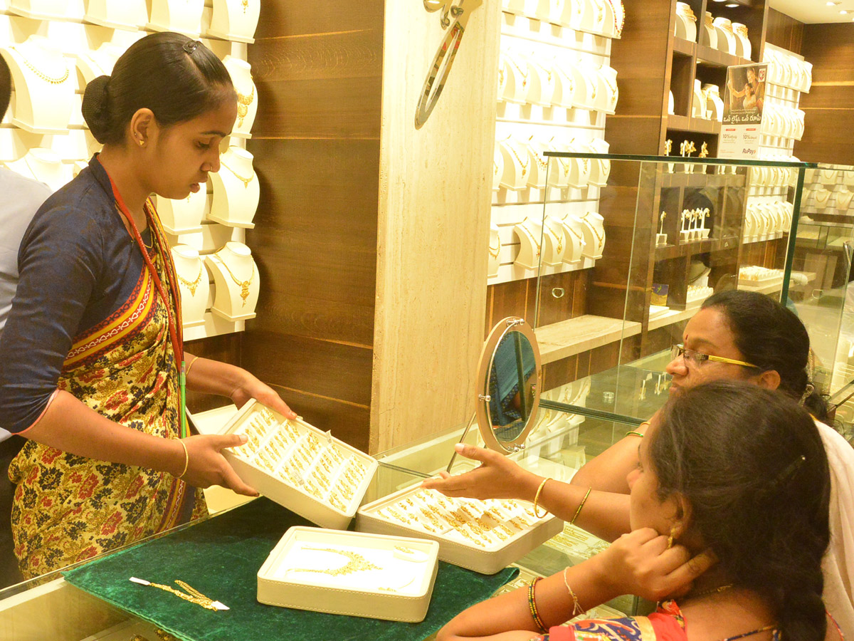 Huge Rush in Jewellery Shops for Dhanteras Photo Gallery - Sakshi4