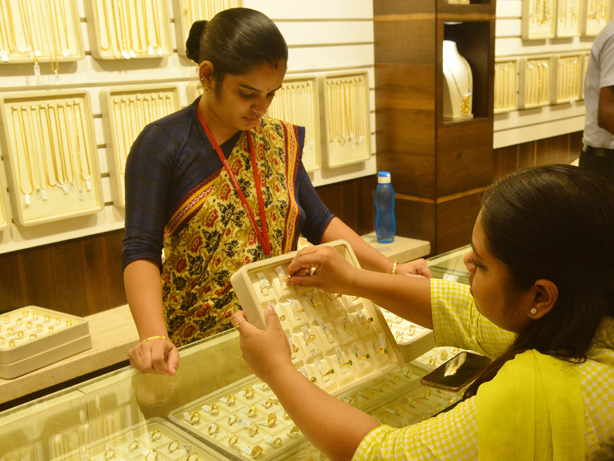 Huge Rush in Jewellery Shops for Dhanteras Photo Gallery - Sakshi6