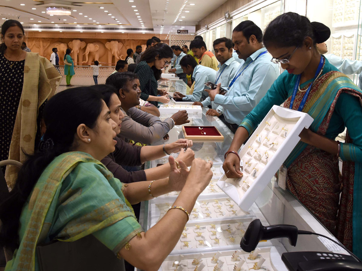 Huge Rush in Jewellery Shops for Dhanteras Photo Gallery - Sakshi7