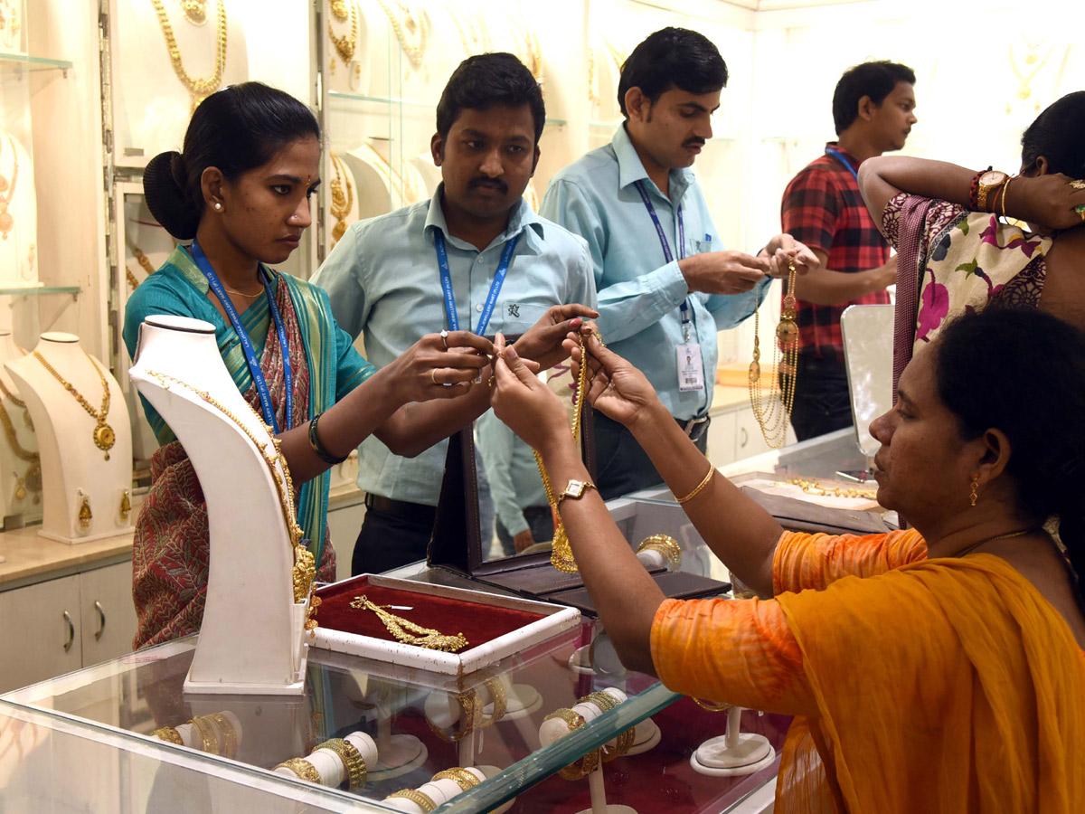 Huge Rush in Jewellery Shops for Dhanteras Photo Gallery - Sakshi8