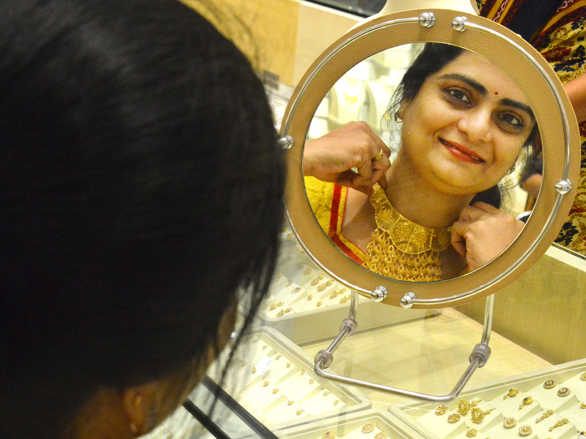 Huge Rush in Jewellery Shops for Dhanteras Photo Gallery - Sakshi9