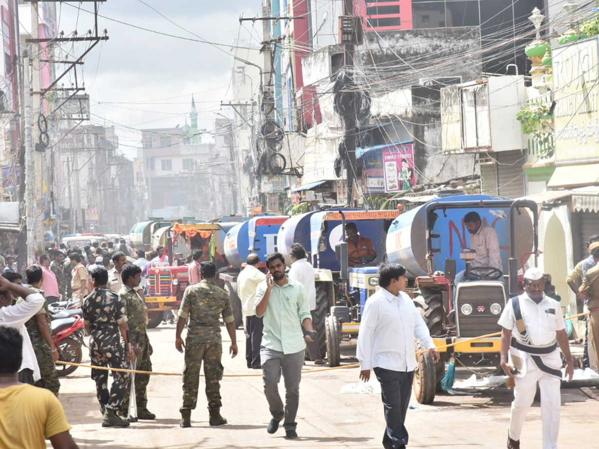 Nellore Chinna bazar fire Accident PHoto Gallery - Sakshi7